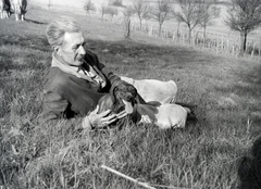 1963, Almássy László, fűben feküdni, tacskó, idős ember, Fortepan #217879