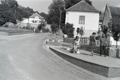 Magyarország,Balaton, Szigliget, a Kossuth utca az Esterházy-kastély, az Írók Alkotóháza előtt., 1965, Almássy László, hordó, napszemüveg, buszmegálló, Fortepan #217886