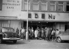 Szlovákia, Pöstyén, a felvétel az Eden és Excelsior szállók (később Jalta) előtt készült., 1971, Almássy László, Wartburg 311/312, Fortepan #217922