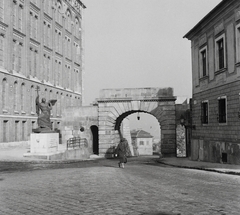 Magyarország, budai Vár, Budapest I., Bécsi kapu tér, Bécsi kapu, Budavár visszavételének emléke (Ohmann Béla, 1936.). Balra a Magyar Országos Levéltár épülete., 1960, Kotnyek Antal, neoromán építészet, angyal-ábrázolás, Budapest, Pecz Samu-terv, Fortepan #21793