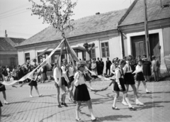 Magyarország, Esztergom, Kossuth Lajos utca (11-es főút), május 1-i felvonulás. Háttérben az autóbusz-megálló mögött a 73-as számú ház., 1974, Almássy László, Fortepan #217951