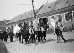 Magyarország, Esztergom, Kossuth Lajos utca (11-es főút), május 1-i felvonulás. Háttérben balra az autóbusz-megálló mögött a 73-as számú ház., 1974, Almássy László, Fortepan #217953