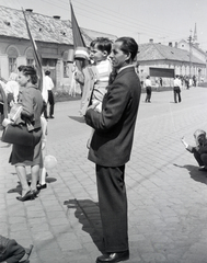 Magyarország, Esztergom, Kossuth Lajos utca (11-es főút), május 1-i felvonulás. Háttérben a Ferencesek Szent Anna-templomának tornya., 1974, Almássy László, Fortepan #217954