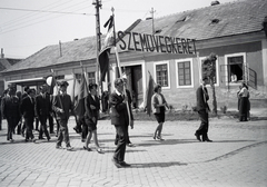 Magyarország, Esztergom, Kossuth Lajos utca, május 1-i felvonulás, háttérben jobbra a 71-es számú ház., 1974, Almássy László, Best of, Fortepan #217955