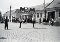 Magyarország, Esztergom, Kossuth Lajos utca (11-es főút), május 1-i felvonulás. Háttérben az autóbusz-megálló mögött a 73-as számú ház., 1974, Almássy László, Fortepan #217960