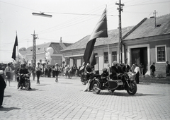 Magyarország, Esztergom, Kossuth Lajos utca (11-es főút), május 1-i felvonulás. Háttérben az autóbusz-megálló mögött a 73-as számú ház., 1974, Almássy László, zászló, motorkerékpár, oldalkocsis motorkerékpár, rendszám, Fortepan #217961