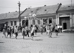 Magyarország, Esztergom, Kossuth Lajos utca, május 1-i felvonulás, háttérben középen a 71-es számú ház., 1974, Almássy László, Fortepan #217962