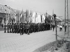 Magyarország, Esztergom, Kossuth Lajos utca (11-es főút), május 1-i felvonulás. Háttérben a Ferencesek Szent Anna-templomának tornya., 1974, Almássy László, Fortepan #217963