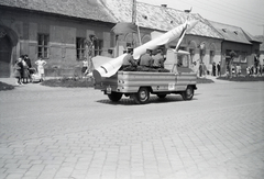 Magyarország, Esztergom, Kossuth Lajos utca (11-es főút), május 1-i felvonulás., 1974, Almássy László, Zuk-márka, rendszám, pódiumautó, Fortepan #217964