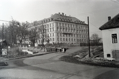 Magyarország, Esztergom, előtérben a Bajcsy-Zsilinszky út (11-es főút), szemben felfelé a Majer István út (Makarenkó utca), és ott az Esztergomi Tanítóképző Intézet (egykor Érseki Tanítóképző, ma Vitéz János Tanárképző Központ)., 1968, Almássy László, Fortepan #217972