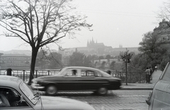 Csehország, Prága, Smetanovo nábřeží, a Moldva (Vltava) folyó túlpartján a Hradzsin, jobbra a Károly híd, 1977, Almássy László, Fortepan #217978