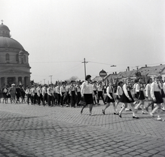 Magyarország, Esztergom, Rudnay Sándor tér (Hősök tere) május 1-i felvonulás résztvevői, háttérben a Szent Anna-templom., 1969, Almássy László, úttörő, Fortepan #217984