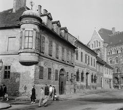 Magyarország, budai Vár, Budapest I., Bécsi kapu tér a Fortuna utcából nézve, balra a Kard utca, szemben a Magyar Országos Levéltár épülete., 1960, Kotnyek Antal, neoromán építészet, Budapest, Pecz Samu-terv, Fortepan #21799