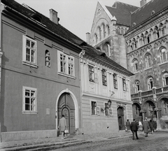 Magyarország, budai Vár, Budapest I., Bécsi kapu tér 5. és 6. sz. ház, mögöttük a Magyar Országos Levéltár épülete., 1960, Kotnyek Antal, műemlék, neoromán építészet, Budapest, Pecz Samu-terv, Fortepan #21801