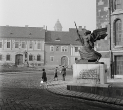 Magyarország, budai Vár, Budapest I., Bécsi kapu tér, Budavár visszavételének emléke (Ohmann Béla, 1936.), háttérben a Kazinczy-emlékkút., 1960, Kotnyek Antal, angyal-ábrázolás, Budapest, Fortepan #21803