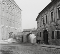 Magyarország, budai Vár, Budapest I., Bécsi kapu tér, Bécsi kapu, Budavár visszavételének emléke (Ohmann Béla, 1936.). Balra a Magyar Országos Levéltár épülete., 1960, Kotnyek Antal, neoromán építészet, angyal-ábrázolás, Budapest, Pecz Samu-terv, Fortepan #21804