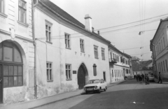 Romania,Transylvania, Cluj-Napoca, Bocskai utca (Strada Sextil Puscariu), balra a személygépkocsinál Mátyás király szülőháza az Óvárban (a legrégebbi emeletes ház a városban)., 1978, Kovács Annamária, Fortepan #218094