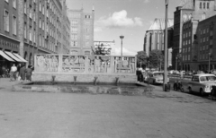 Németország, Rostock, Lange Strasse, szemben a Menschen am Wasser című műalkotás, Joachim (Jo) Jastram, 1962.). Jobbra a Marienkirche., 1963, BL, NDK, Fortepan #218119