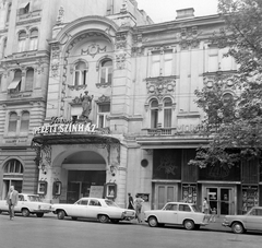 Magyarország, Budapest VI., Nagymező utca, Fővárosi Operett Színház., 1973, Kotnyek Antal, színházművészet, Polski Fiat-márka, automobil, neon felirat, Budapest, Fortepan #21813