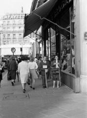 Franciaország, Párizs, a Rue de la Chaussée-d'Antin-ból fényképezve a Rue La Fayette felé. Szemben a Galeries Lafayette francia áruházlánc épülete., 1967, BL, Fortepan #218147