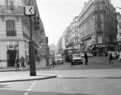 Franciaország, Párizs, Rue La Fayette a Rue de Faubourg Montmartre sarkánál, az Opera felé nézve., 1967, BL, gyalogátkelő, köztéri óra, Fortepan #218153