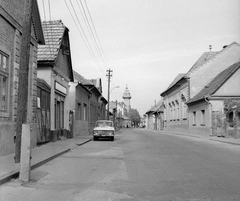 Magyarország, Ráckeve, Kossuth Lajos utca, szemben a Városháza tornya., 1973, Kotnyek Antal, szovjet gyártmány, utcakép, Moszkvics-márka, torony, automobil, Fortepan #21817