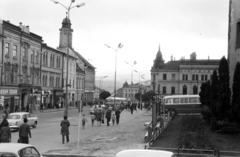 Szlovákia, Besztercebánya, Námestie Štefana Moyzesa (Mátyás tér), balra az Óratorony, jobbra a Városháza tornya., 1965, BL, utcakép, autóbusz, Fortepan #218171