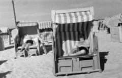 Németország, Binz, Rügen, strand., 1965, BL, tengerpart, szélfogó fülke, napozás, NDK, Fortepan #218177