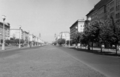 Németország, Berlin, Kelet-Berlin, a Karl-Marx-Allee a Koppenstrasse magasságában, a Frankfurter Tor felé, 1965, BL, NDK, utcakép, Kelet-Berlin, Fortepan #218178