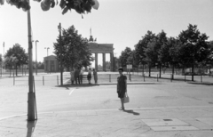 Németország, Berlin, Kelet-Berlin, Pariser Platz, a háttérben a Brandenburgi kapu., 1966, BL, NDK, Kelet-Berlin, Berlini fal, Fortepan #218182