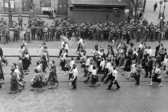 Magyarország, Budapest V., Bajcsy-Zsilinszky út, a május 1-i felvonulás és nagygyűlés résztvevői a 16. számú ház előtt., 1957, BL, Budapest, egyenruha, fegyver, nyilvános WC, Fortepan #218185