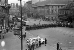 Magyarország, Budapest V.,Budapest VI., Bajcsy-Zsilinszky út az Andrássy út (Magyar Ifjúság útja) saroktól a Deák Ferenc tér felé nézve. Május 1-i felvonuláson és nagygyűlésen résztvevő munkásőrök., 1957, BL, Budapest, autóbusz, katonaság, gyalogátkelő, Fortepan #218188