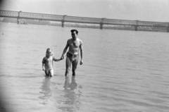 Magyarország, Budapest IV., az Újpesti vasúti híd dél felől a Dunáról nézve, mögötte a Palotai-sziget., 1955, BL, vasúti híd, Budapest, kislány, apa, kézenfogva, Fortepan #218191