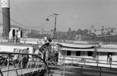 Magyarország, Budapest V.,Budapest I., Vigadó téri hajóállomás, jobbra a háttérben a Várkert Bazár és a Déli nagy rondella és kaputornya., 1955, BL, sétahajó, várfal, torony, szellőző, hajóhíd, Budapest, Fortepan #218195