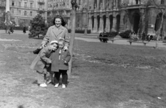 Magyarország, Budapest V., Vigadó (Molotov) tér, balra a szovjet repülős emlékmű, jobbra a Vigadó., 1955, BL, Budapest, kislány, anya, kisfiú, kabát, Fortepan #218201