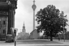 Németország, Berlin, Kelet-Berlin, Schlossplatz (Marx-Engels-Platz), kilátás az épülő TV torony irányába. A kép bal szélén a Berlini dóm, szemben középen a Mária-templom (Marienkirche)., 1968, BL, NDK, Kelet-Berlin, Fortepan #218218