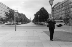 Németország, Berlin, Kelet-Berlin, Pariser Platz, szemben az Unter den Linden, a háttérben balra az épülő TV torony, jobbra a Vörös Városháza (Rotes Rathaus) tornya., 1968, BL, NDK, Kelet-Berlin, Fortepan #218221