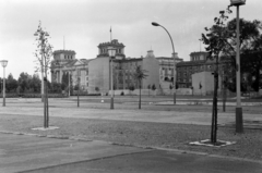 Németország, Berlin, Kelet-Berlin, Pariser Platz, a háttérben a nyugat-berlini oldalon a Reichstag épülete., 1968, BL, Nyugat-Berlin, NDK, Kelet-Berlin, Fortepan #218222