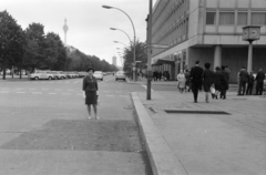 Németország, Berlin, Kelet-Berlin, Pariser Platz, szemben az Unter den Linden, a háttérben balra az épülő TV torony, jobbra a Vörös Városháza (Rotes Rathaus) tornya., 1968, BL, NDK, Kelet-Berlin, Fortepan #218224