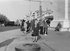 Franciaország, Párizs, Place Charles de Gaulle (Place de l'Etoile), kilátás az Avenue de la Grande Armée irányába. A hölgy a Diadalív alatt áll., 1969, BL, Fortepan #218226