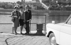 Hungary, Budapest V.,Budapest I., pesti alsó rakpart, a Duna túlpartján balra a háttérben a Várkert Bazár., 1961, BL, three people, mooring bollard, Budapest, Fortepan #218248