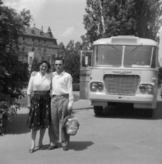 Hungary, untitled, Parádfürdő, háttérben a Károlyi kastély., 1961, BL, bus, Ikarus-brand, number plate, Ikarus 620, man and woman, string bag, lunch box, Fortepan #218259