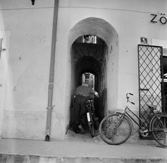 Hungary, Szentendre, Fő (Marx) tér, a Várdombra vezető sikátor., 1968, Kotnyek Antal, bicycle, alley, Fortepan #21826