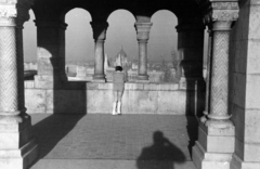 Magyarország, budai Vár,Halászbástya, Budapest I., háttérben a Parlament., 1958, BL, Budapest, kisfiú, műemlék, rövidnadrág, fotózás, háttal, árnyékszelfi, Fortepan #218266