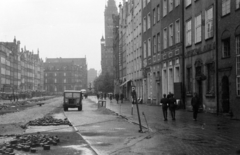 Lengyelország, Gdańsk, Hosszú Piac (Dlugi Targ) az ulica Dluga felé, középen a Neptun-szökőkút (Fontanna Neptuna), ettől jobbra a Városháza., 1967, BL, csokoládé, teherautó, útépítés, Fortepan #218269