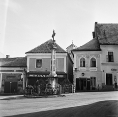 Hungary, Szentendre, Fő (Marx) tér, Szerb (kalmár) kereszt, ettől jobbra a Török köz és mögötte a Szent Péter-Pál-templom tornya látható., 1968, Kotnyek Antal, Fortepan #21827