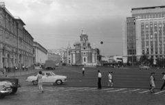 Oroszország, Moszkva, Vörös tér, szemben balra a Varvarka (Razina) utca, ettől jobbra a Szent Borbála-templom és a Rosszija szálló., 1969, BL, Fortepan #218276