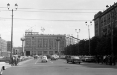 Lengyelország, Varsó, Alkotmány tér (Plac Konstytucji), szemben jobbra a fák mögött az ulica Ludwika Waryńskiego torkolata., 1969, BL, Fortepan #218284