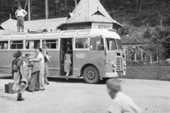 Magyarország, Mátraháza, a Honvéd tiszti üdülő parkolója., 1952, BL, autóbusz, Ikarus-márka, MÁVAUT-szervezet, népbolt, Ikarus 30, fuvarozás, Fortepan #218308