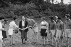 1952, BL, labdarúgás, focilabda, csíkos ruha, sport mez, kézfogás, Fortepan #218316